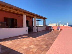 Casa con ampia terrazza vista mare fronte spiaggia